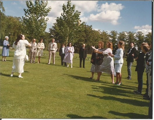 Wedding day throwing boquat