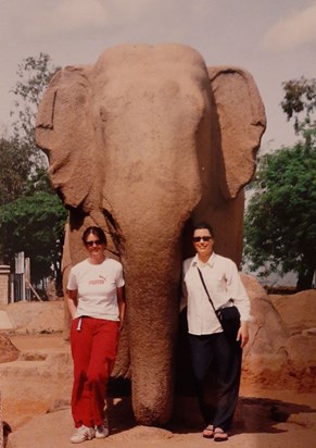 Mamallapuram 2004, Ali helping 2 Czech girls around Chennai