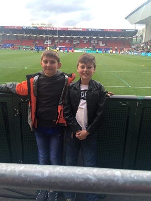 Liam and Ellis at a bears game 🐻