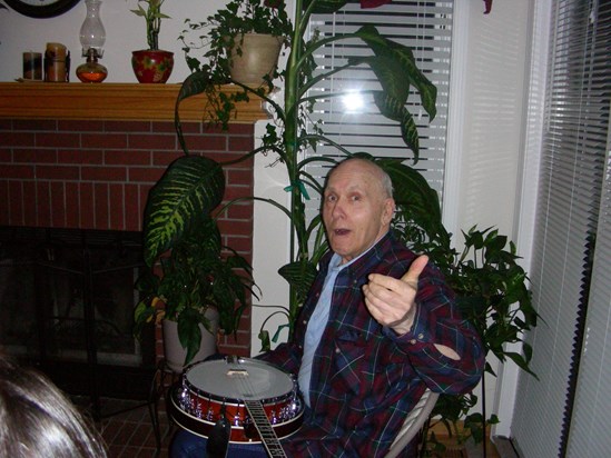 Nov 2008; Thanksgiving at Linn & Kevin's, "A Banjo on my knee!"