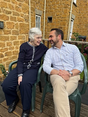 Ann talking with Paul in Cheney House Care Home, 28/05/2022