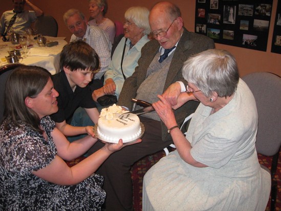 Helen, Oli, Raymond, Dorine (cutting Golden Wedding cake)