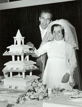 Wedding day: Cutting the wedding cake