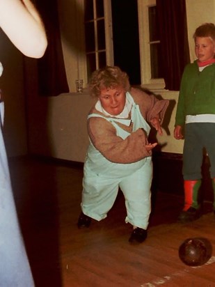 The star bowler of Hilfield camp, 1985.  Happy memories from Anna Jackson (then Rye.)