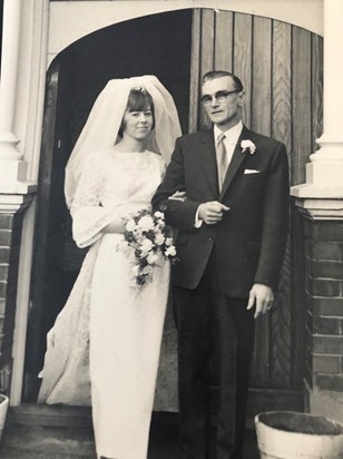 Lyn and her dad, Frank, on her wedding day ❤️