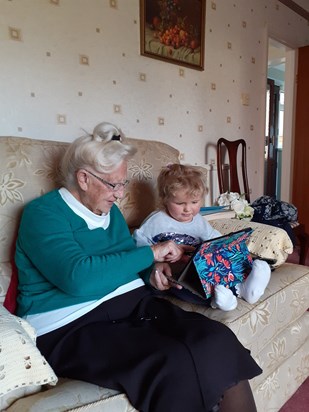 Rosie showing Gt Nana Raison how to use the iPad.  Love Mandy