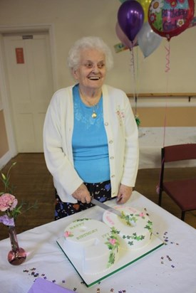 Ivy 90th Birthday, cutting the cake