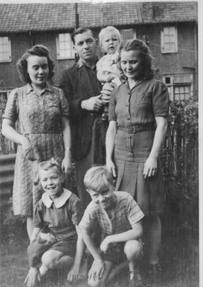 Chris with his Mum & Dad, sisters Val & Janet & Aunty Ollie, 