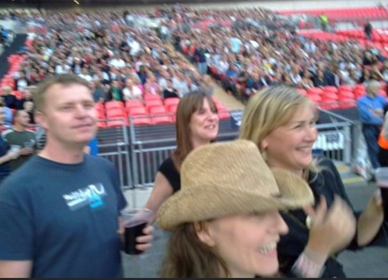 U2. Wembley 2011. The cool people arrive.