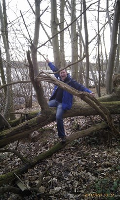 Wandering round Bewl Water, Sussex, with Mat, Helen, Jay & Cheryl Feb 2011. 